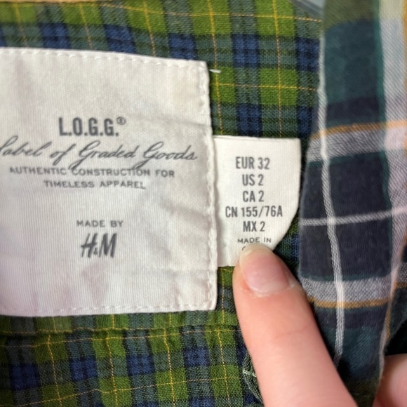 🏷️ 2/$20 H&M Green and Blue Plaid Button Down - Picture 5 of 10